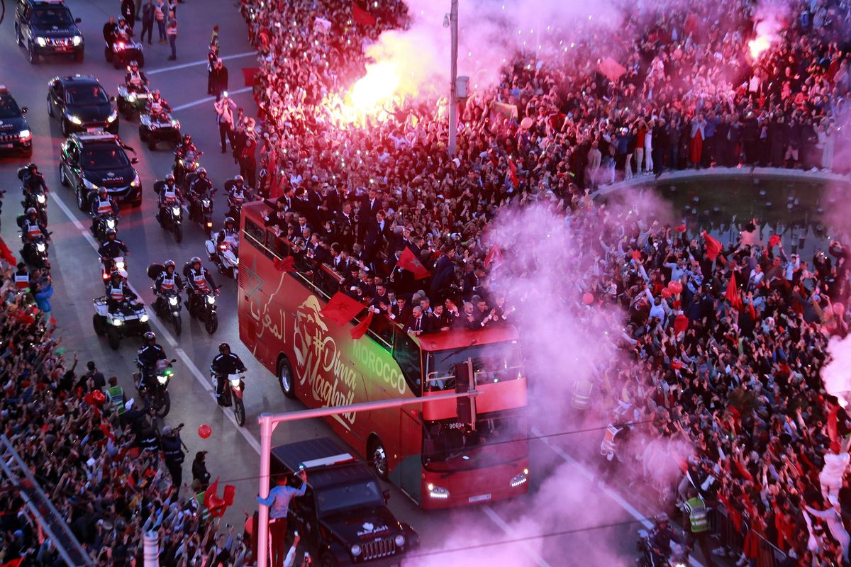 Suporter menyambut kepulangan timnas Maroko di Rabat, Selasa (20/12/2022). Timnas Maroko mencatatkan sejarah sebagai tim Afrika pertama yang menembus semifinal Piala Dunia.