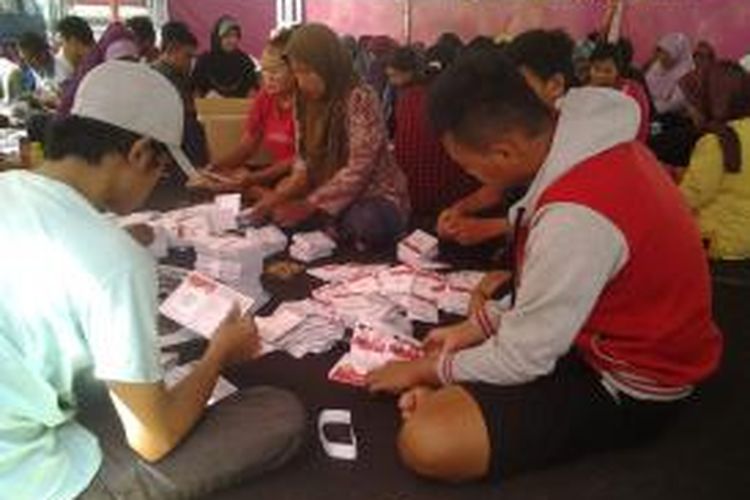 KPUD Kendal mempekerjakan 170 orang untuk melipat kertas suara yang akan digunakan dalam pemilihan kepala daerah Desember mendatang.