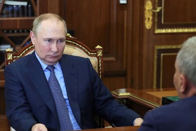 Presiden Rusia Vladimir Putin bertemu dengan kepala badan antariksa Rusia Roscosmos Yury Borisov di Kremlin di Moskow pada 26 Juli 2022. Putin mengatakan dalam sebuah wawancara yang diterbitkan pada Sabtu (24/12/2022), Rusia siap untuk berunding dengan semua pihak yang terlibat dalam perang di Ukraina, tetapi Kyiv dan pendukung Baratnya telah menolak untuk terlibat dalam pembicaraan.