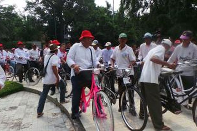 Ratusan pesepeda mengantarkan pasangan Joko Widodo dan Jusuf Kalla mendaftarkan diri ke Komisi Pemilihan Umum, Senin (19/5/2014). Pasangan ini diusung menjadi bakal calon presiden dan wakil presiden dari PDI-P bersama Nasdem, PKB, dan Hanura, 