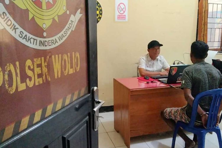 DIPERIKSA: Seorang pria inisial AR menganiaya kekasihnya, inisial MW (44) hingga tewas di dalam kamar kosnya di Lingkungan Kanakea, Keluraham Nganganaumala, Kecamatan Wolio, Kota Baubau, SulawesI Tenggara.