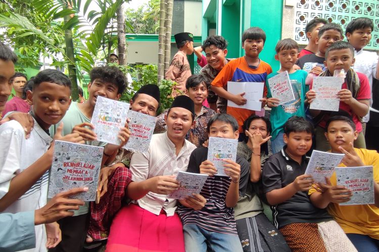Sejumlah anak dan remaja mendapatkan buku dari putra bungsu Presiden Joko Widodo, Kaesang Pangarep, usai ibadah shalat Jumat di Masjid Al Huda, Cempaka Putih, Jakarta Pusat, Jumat (14/6/2024) 