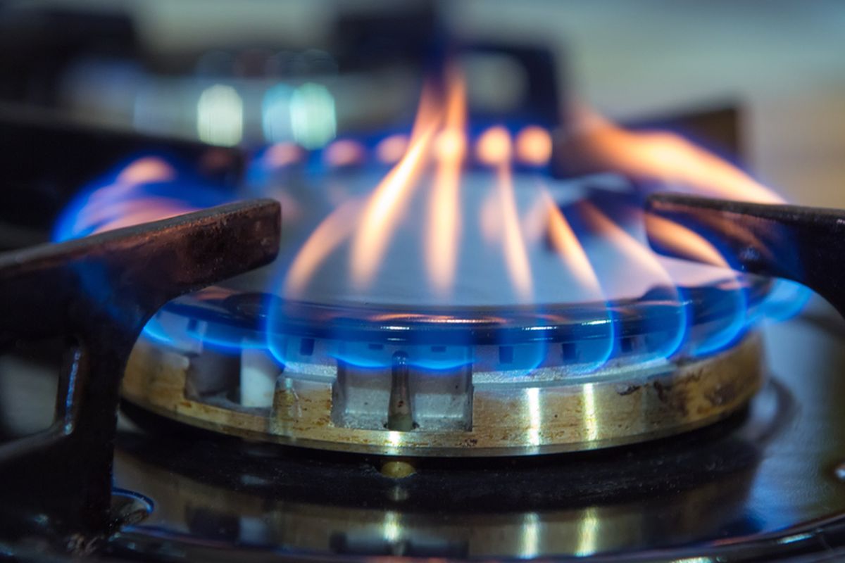 Ilustrasi api pada kompor gas. Warna api dari kompor gas berwarna biru dan oranye. Gas elpiji menjadi salah satu jenis bahan bakar yang umum digunakan sehari-hari.
