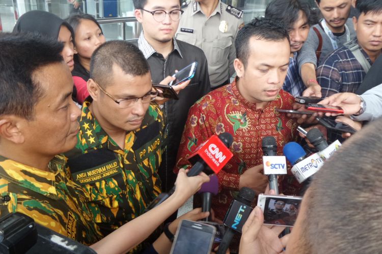 Wakil Ketua AMPG Mustafa Raja (kiri) meminta maaf atas terjadinya kericuhan di Gedung KPK Jakarta, Jumat (28/4/2017).