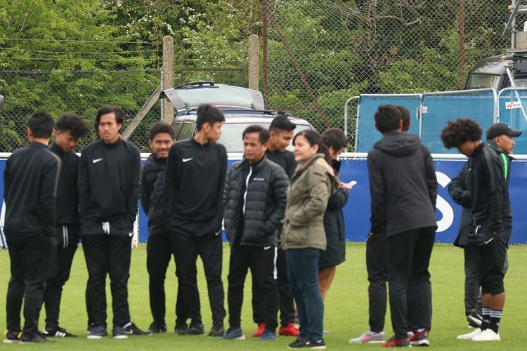 Sekjen PSSI Ratu Tisha Destria (jaket hijau tua) saat menemui para pemain Garuda Select sebelum laga lawan Leicester U-16, Senin (6/5/2019).