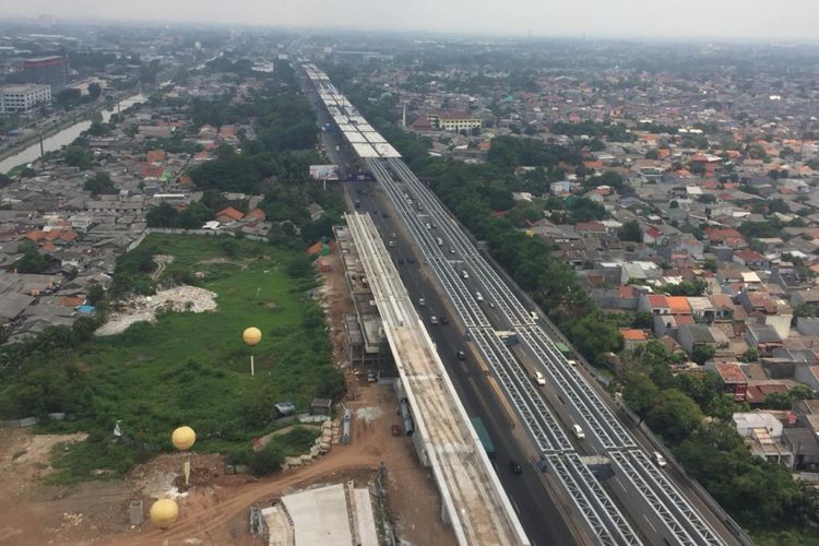 Dua pekerjaan konstruksi di Tol Jakarta-Cikampek, yaitu Light Rail Transit (LRT) dan Tol Jakarta-Cikampek II (Elevated).