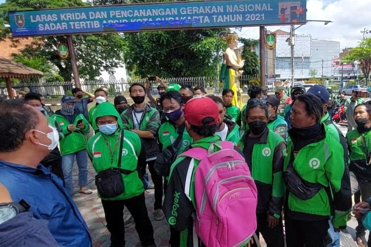 Pengemudi Gojek Solo Raya mendatangi Balai Kota Solo, Jawa Tengah minta tarif ongkir Gofood dikembalikan seperti semula, Senin (22/11/2021).