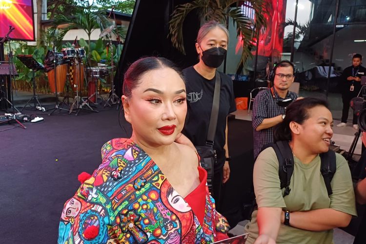  Titi DJ di daerah Cilandak, Jakarta Selatan baru-baru ini. 