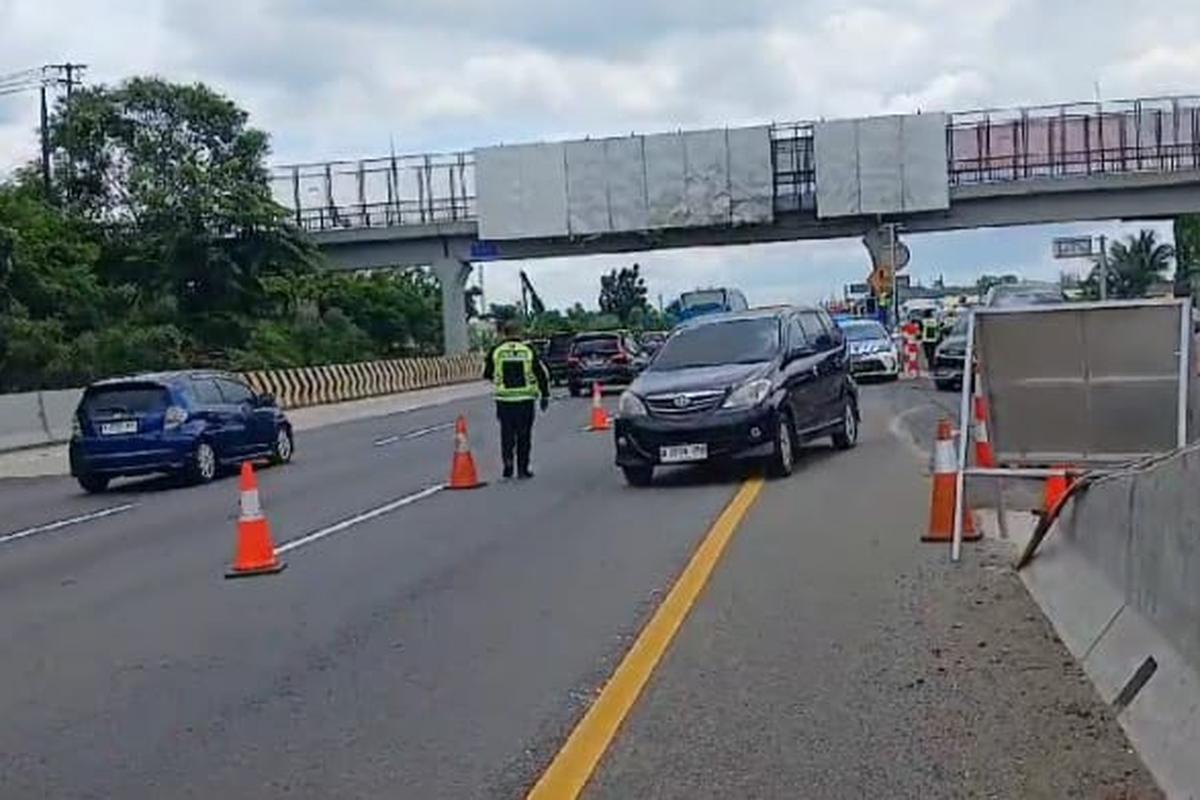 PT Jasamarga Transjawa Tol (JTT) mendukung kebijakan diskresi Kepolisian dengan membuka akses pintu masuk contraflow KM 55 sampai dengan KM 65 arah Cikampek Ruas Jalan Tol Jakarta-Cikampek pukul 12.08 WIB.
