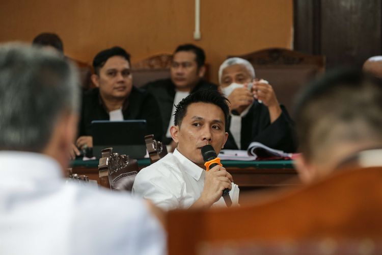 Mantan Sekretaris Pribadi (Spri) Kadiv Propam Polri Ferdy Sambo sekaligus Wakaden B Biro Paminal Divisi Propam, Kompol Chuck Putranto menjadi saksi di sidang obstruction of justice terkait kasus kematian Brigadir Nofriansyah Yosua Hutabarat atau Brigadir J dengan terdakwa Hendra Kurniawan dan Agus Nurpatria di Pengadilan Negeri Jakarta Selatan, Kamis (15/12/2022).