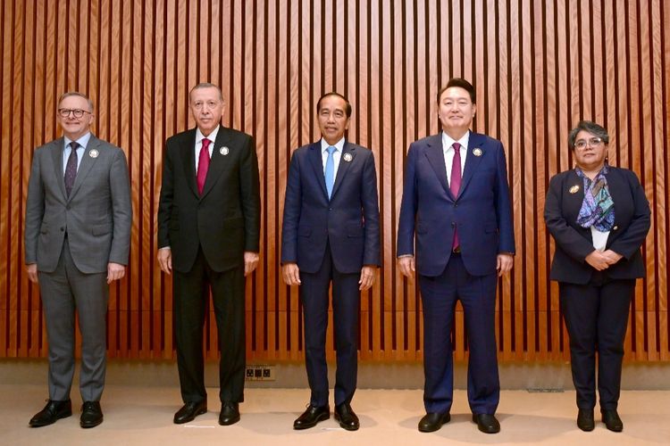 Presiden Joko Widodo bersama para pemimpin negara anggota MIKTA saat pertemuan Leaders' Gathering ke-1 yang diselenggarakan di Bharat Mandapam, IECC, Pragati Maidan, New Delhi, India, pada Sabtu (9/9/2023).
