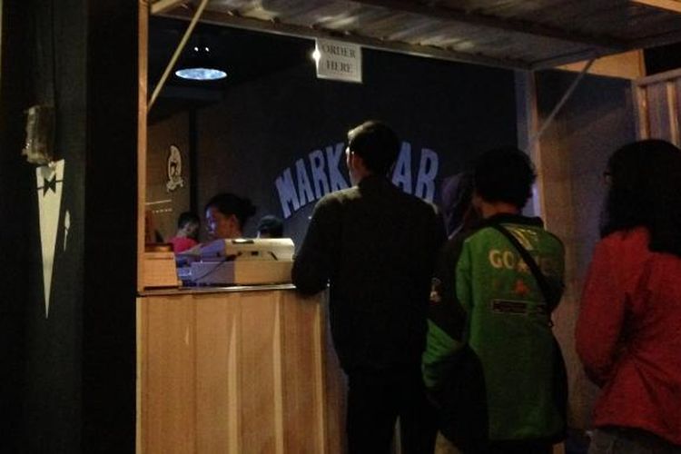 Para pengunjung mengantre di Markobar yang dijual di Jalan Pemuda Kota Semarang, akhir pekan lalu.