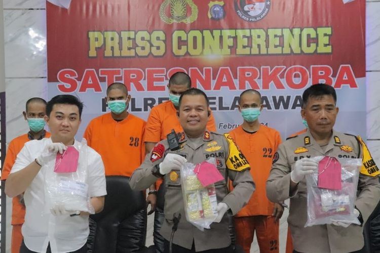 Kapolres Pelalawan, AKBP Suwinto (tengah) bersama anggotanya saat konferensi pers memperlihatkan barang bukti narkotika yang disita dari lima orang pengedar, Rabu (28/2/2024).
