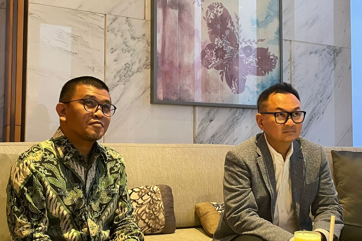 (Ka-Ki) Direktur Utama Indonesia Re Benny Waworuntu dan Direktur Teknik Operasi Indonesia Re Delil Khairat dalam diskusi terbatas, Selasa (14/4/2023).