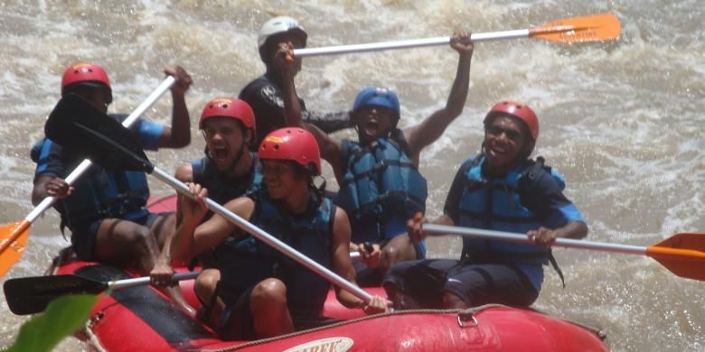 Para pemain sepakbola timnas u-23 menikmati arung jeram di Sungai Elo, Kabupaten Magelang, Jawa Tengah, Minggu (20/10/2013).
 