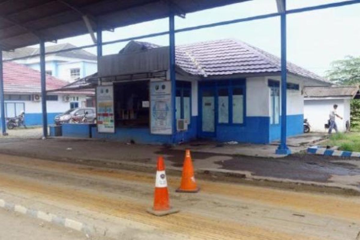 Jembatan timbang Way Urang di Kabupaten Lampung Selatan, Senin (24/10), tampak sepi setelah ditutup Pemerintah Provinsi Lampung. Empat jembatan timbang di daerah itu ditutup untuk sementara waktu guna perbaikan prosedur standar operasi. 