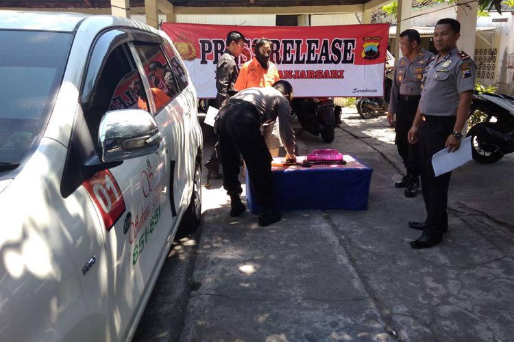 Tersangka penggelapan  mobil di periksa di Polsek Banjarsari, Solo, Selasa (15/8/2017)