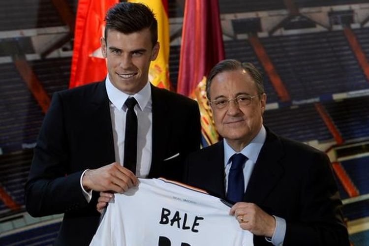 Gareth Bale (kiri) saat jumpa pers bersama Presiden Real Madrid, Florentino Perez, Senin (2/9/2013). 