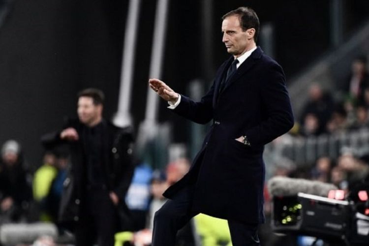 Pelatih Massimiliano Allegri meminta para pemainnya untuk tetap tenang pada pertandingan Juventus vs Atletico Madrid dalam babak 16 besar Liga Champions di Stadion Allianz, 12 Maret 2019. 