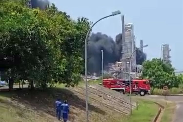 Kebakaran kilang PT TPPI di Kecamatan Jenu, Kabupaten Tuban, Jawa Timur, Kamis (16/10/2025).
