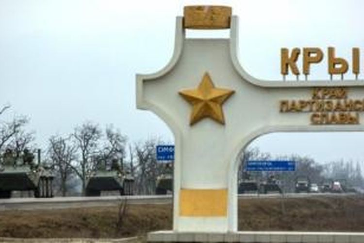 Iring-iringan kendaraan lapis baja yang diduga adalah milik Rusia, memasuki wilayah Semenanjung Crimea.