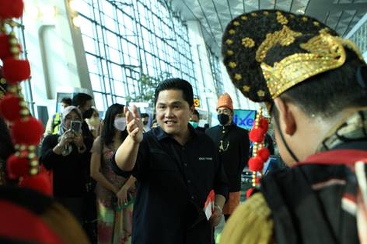 Menteri BUMN Erick Thohir saat menghadiri parade budaya bertajuk Langgam Pancarona, Dahayu Nusantara di Terminal 3, Bandara Soekarno-Hatta, Tangerang, Banten, Minggu (26/06/2022).