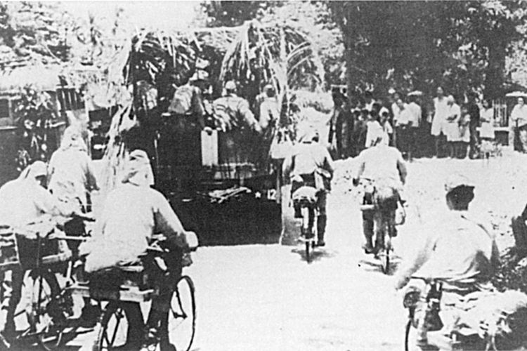 Tentara Jepang berkendara di Jawa