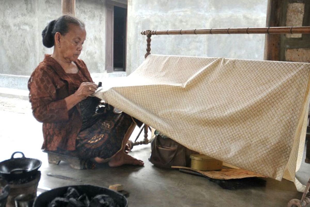 Kampung Batik Solo - Seorang pengrajin batik di Kampung Batik Laweyan, Surakarta, Jawa Tengah.