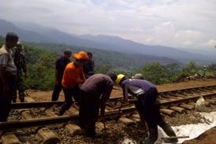 Pemasangan rel putus mulai tersambung di lokasi anjolknya KA Malabar di Kampung Terung, Desa Mekarsari, Kecamatan Ciawi, Kabupaten Tasikmalaya, Senin (7/4/2014) siang.