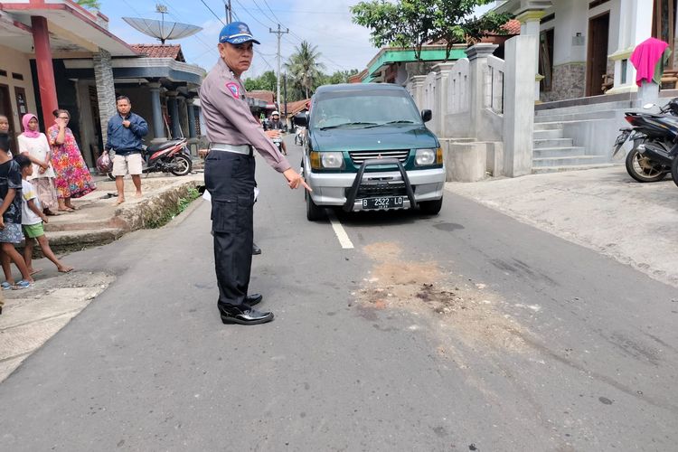 Polisi melakukan olh TKP kecelakaan motor vs truk tangki di Desa Darmakradenan, Kecamatan Ajibarang, Kabupaten Banyumas, Jawa Tengah, Senin (3/7/2023).