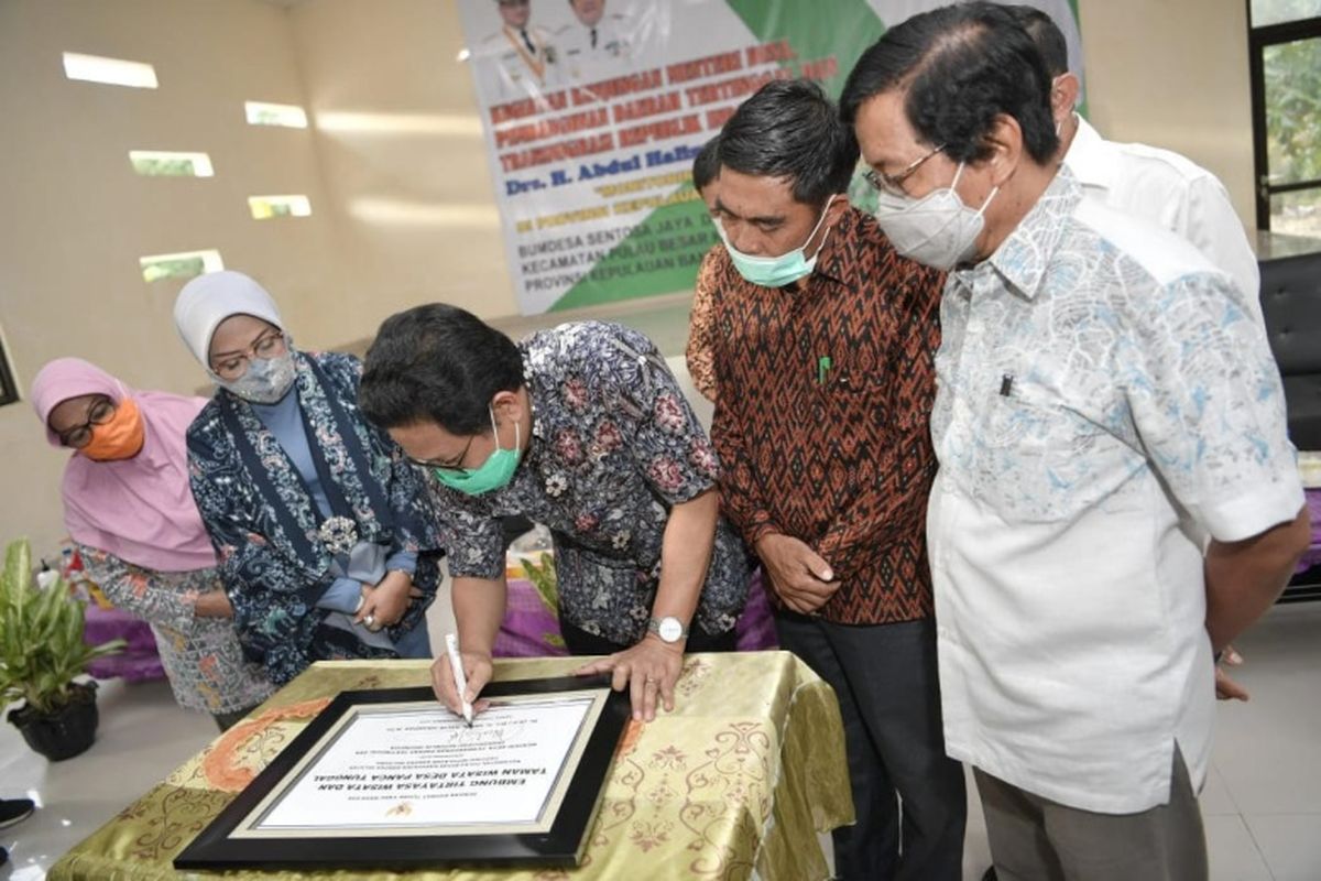 Menteri Desa, Pembangunan Daerah Tertinggal dan Transmigrasi (Mendes PDTT), Abdul Halim Iskandar, menandatangani prasasti peresmian Embung Tirtayasa Wisata dan Taman Wisata Desa Panca Tunggal, Kabupaten Bangka Selatan, Sabtu (21/11/2020)