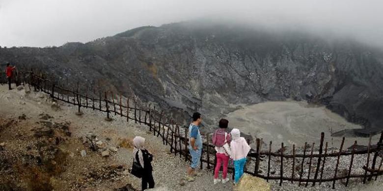 Kawah Ratu Gunung Tangkuban Parahu, Bandung, Jawa Barat, Kamis (26/1/2012). Gunung yang tumbuh dalam Kaldera Sunda 90.000 tahun lalu memiliki tiga kawah, yakni Panguyangan Badak yang berumur 90.000-40.000 tahun lalu, Kawah Upas yang berumur 40.000-10.000 tahun lalu, dan Kawah Ratu, 10.000 tahun lalu sampai sekarang.  