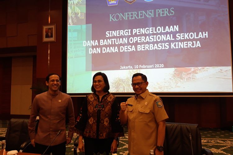 Menteri Pendidikan dan Kebudayaan Nadiem Makarim, Menteri Keuangan Sri Mulyani Indrawati dan Menteri Dalam Negeri Tito Karnavian di Jakarta, Senin (10/2/2020).