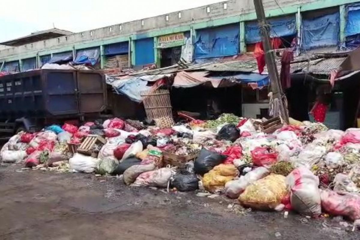 Tampak sampah menumpuk di Pasar Setu, Kabupaten Bekasi akibat TPA Burangkeng yang ditutup warga, Jumat (8/3/2019).