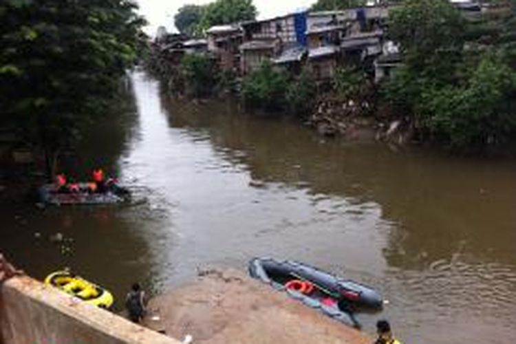 Jajaran kepolisian menggelar simulasi banjir di Sungai Ciliwung sekitar Kampung Pulo, Jatinegara, Jakarta Timur, Selasa (13/1/2015).