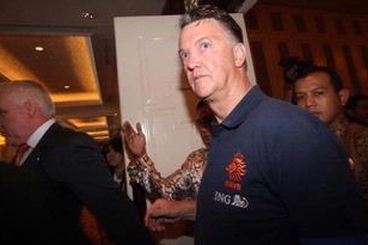 Pelatih timnas Belanda Louis van Gaal (kanan) menghadiri acara konferensi pers di Hotel Shangri-La, Jakarta, Rabu (5/6/2013). Timnas Belanda akan melakoni pertandingan uji coba melawan Indonesia pada Jumat 7 Juni mendatang di Stadion Utama Gelora Bung Karno. 