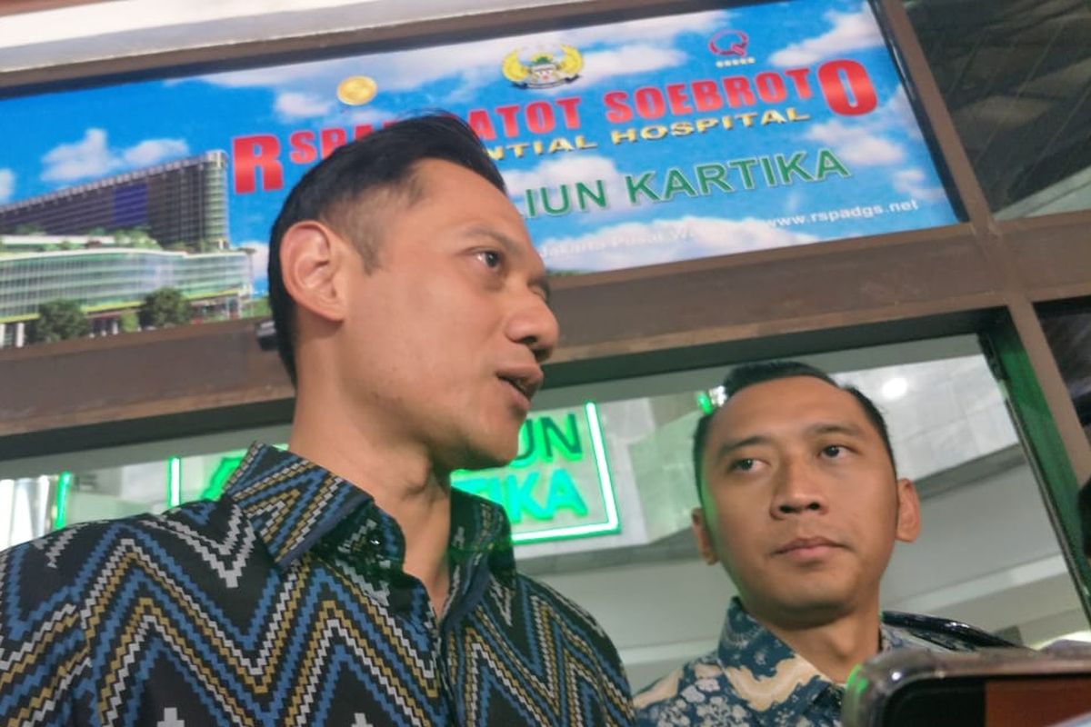 Wakil Ketua Umum partai Demokrat, Agus Harimurti Yudhoyono (AHY) dan ketua fraksi partai Demokrat DPR RI, Edhie Baskoro Yudhoyono menjenguk Menteri Koordinator bidang Politik, Hukum, dan Keamanan, Wiranto di RSPAD Gatot Subroto, Jakarta Pusat, Senin (14/10/2019) hari ini.