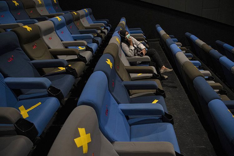 Ilustrasi menonton film sendirian di bioskop