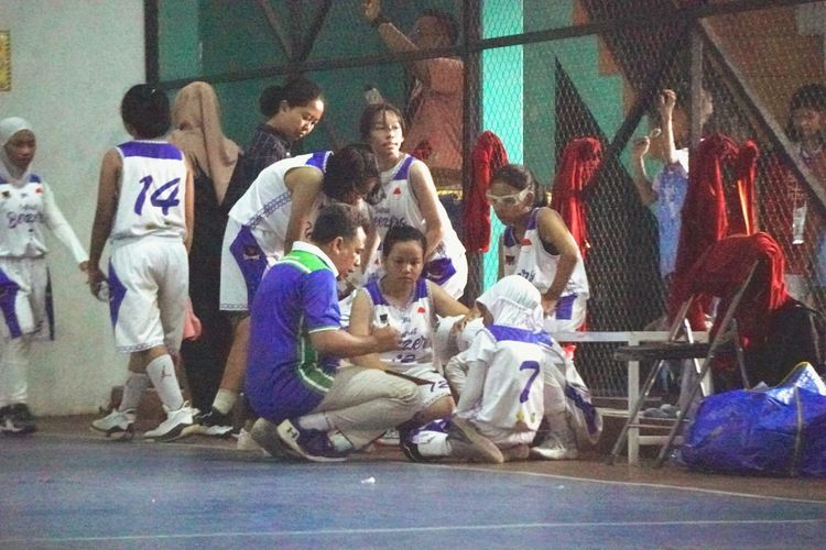 Pemain U-12 Putri Patriot Beezers sedang memperhatikan apa yang disampaikan pelatih dalam ajang Perbasi Cup Usia Dini 2023 Kabupaten Bandung.
