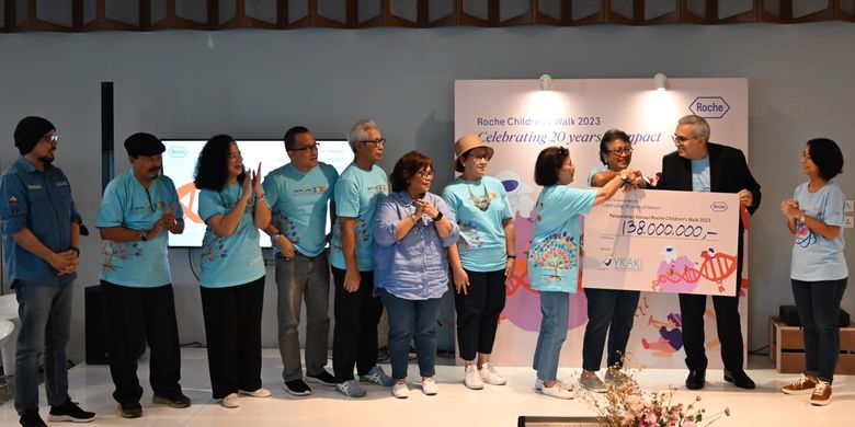 Penyerahan donasi dari karyawan PT.Roche Indonesia untuk Yayasan Kasih Kanker Anak Indonesia di Jakarta (27/6/2023).