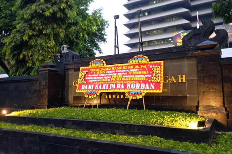 Para korban arisan online japo mengirim karangan bunga ke depan Kantor Gubernur Jateng Ganjar Pranowo, Selasa (20/6/2023).