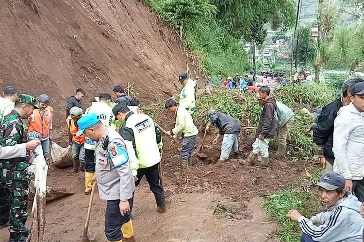 Warga bergotongroyong menyingkirkan material longsor di Jalan Raya penghubung Desa Cibodas-Suntenjaya, Kecamatan Lembang, Kabupaten Bandung Barat, Jawa Barat, Kamis (7/3/2024).