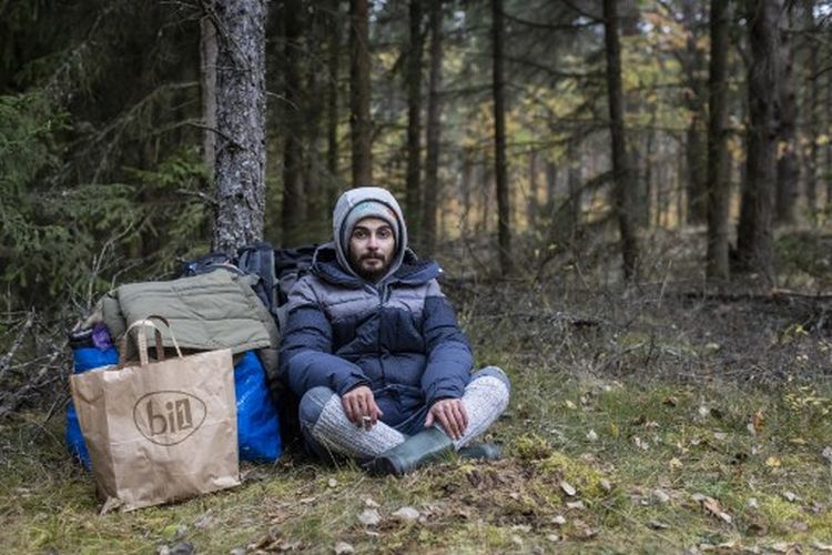 Ali Abd Alwareth, 24 tahun dari Lebanon duduk di hutan di luar zona Keadaan Darurat di perbatasan Polandia-Belarusia dan menunggu kedatangan patroli Penjaga Perbatasan, 22 Oktober 2021. 