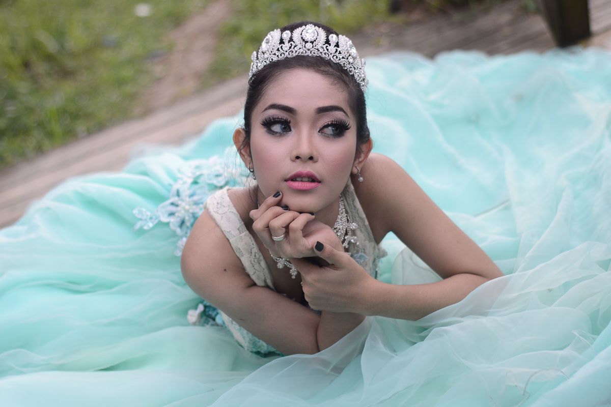 Perempuan mengenakan mahkota