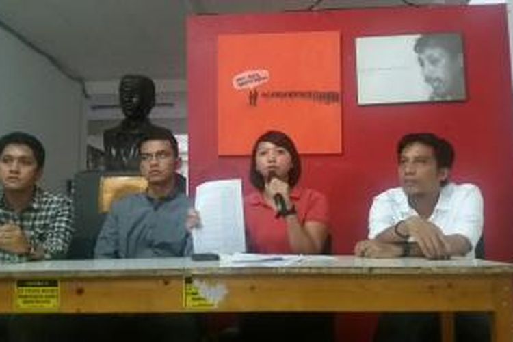 Satrio Wirataru (KontraS), Miko Susanto Ginting (PSHK), Putri Kanesia (Kontras), dan Asep Komarudin (LBH Pers) dalam sebuah diskusi di Kantor KontraS Jl. Kramat II, Senen, Jakarta, Selasa (10/11/2015)