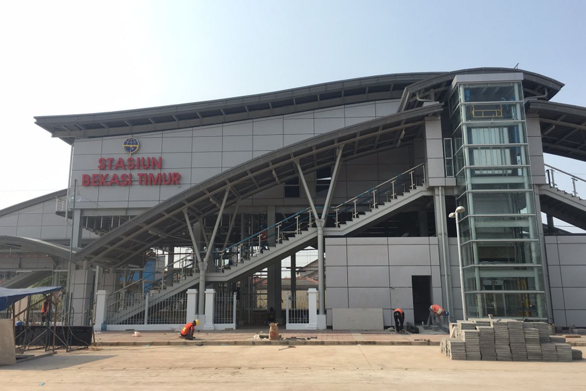 Stasiun Bekasi Timur masih dalam tahapan finishing yang ditargetkan selesai diakhir tahun 2017, Kota Bekasi, Selasa (25/7/2017). 