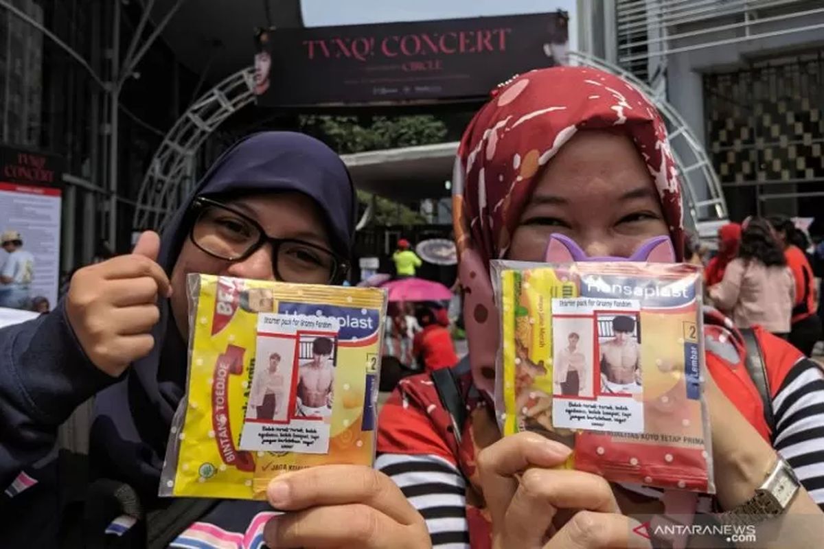 Freebies untuk Granny Fandom di ?TVXQ! CONCERT - CIRCLE #with in Jakarta? di Indonesia Convention Exhibition (ICE) BSD, Tangerang, Sabtu (31/8/2019). 