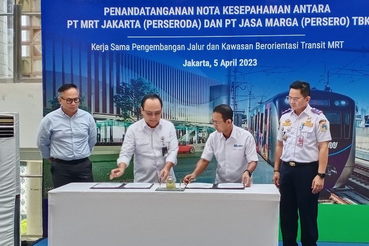 PT Jasa Marga (Persero) Tbk bersama PT MRT Jakarta (Perseroda) separate melakukan kerja sama pengembangan jalur dan kawasan berorientasi transit. Penandatanganan dilakukan pada Rabu (5/4/2023) oleh Direktur Utama Jasa Marga Subakti Syukur dan Direktur Utama MRTJ Tuhiyat, disaksikan Wakil Menteri II BUMN Kartika Wirjoatmodjo, dan Kepala Dinas Perhubungan DKI Jakarta Syafrin Lupito.