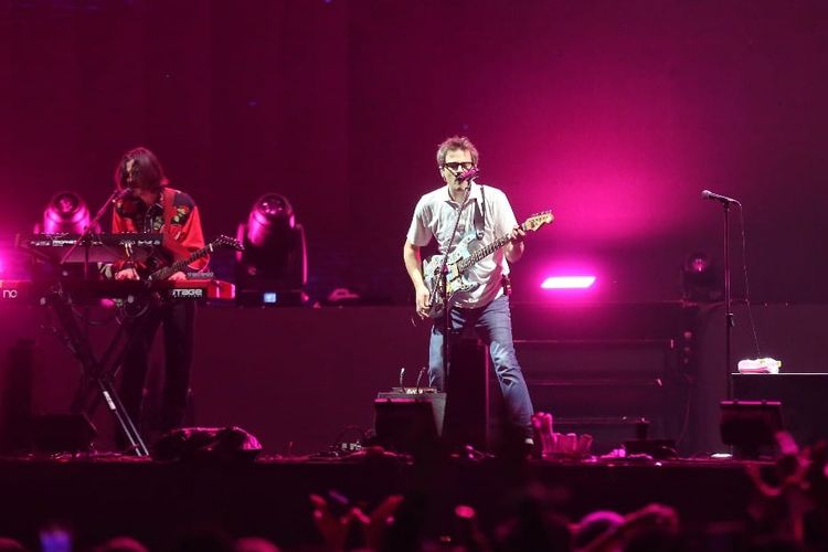 Vokalis Weezer, Rivers Cuomo menyapa penonton Soundrenaline dengan Bahasa Indonesia yang fasih. Cuomo bahkan menyebutkan kata-kata seperti bestie dan bro untuk mendekatkan diri dengan fans di Indonesia.