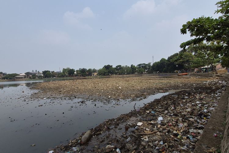 Setu Cilodong Depok Surut, Tumpukan Sampah yang Terendam Kini Muncul Jadi “Pulau”